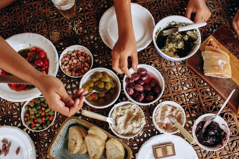 Servirani mediteranski stol s povrćem i salatama