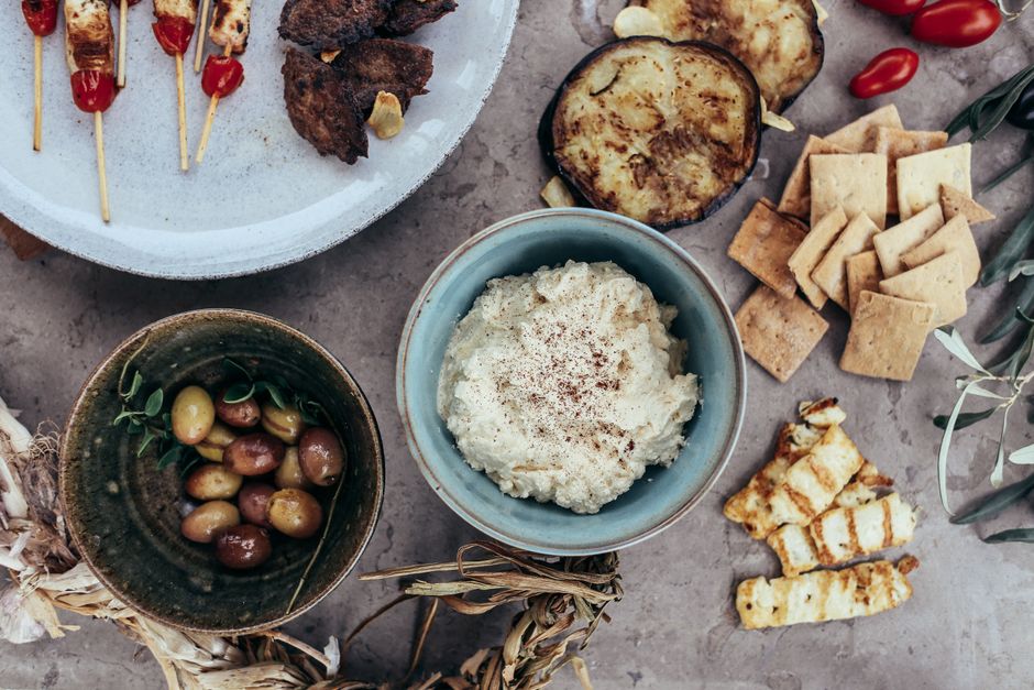 Prostrt dalmatinski stol sa salatama, maslinama i povrćem
